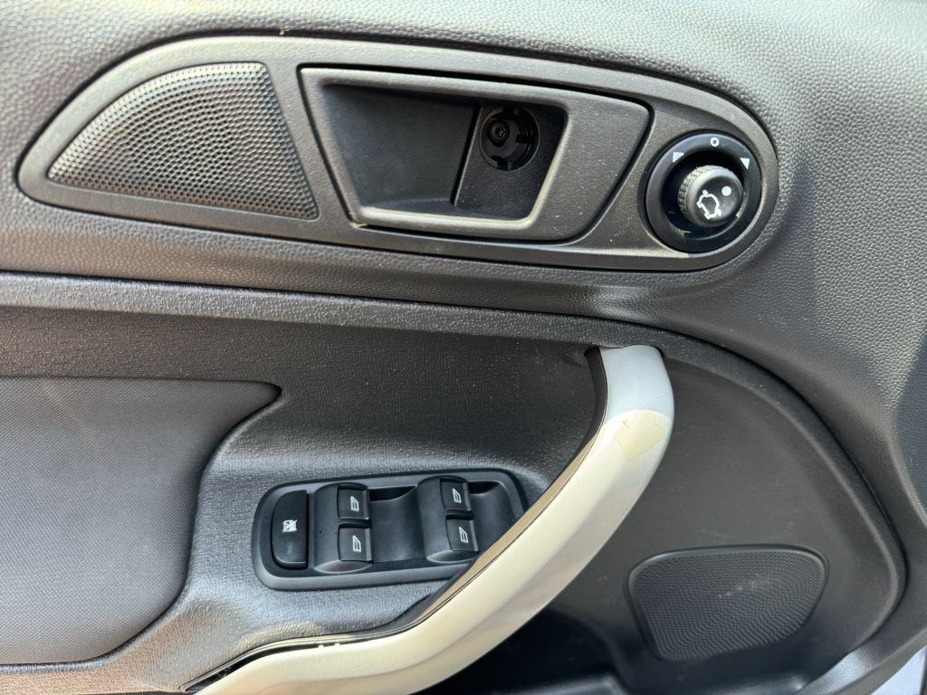 2012 Ford Fiesta Image 15