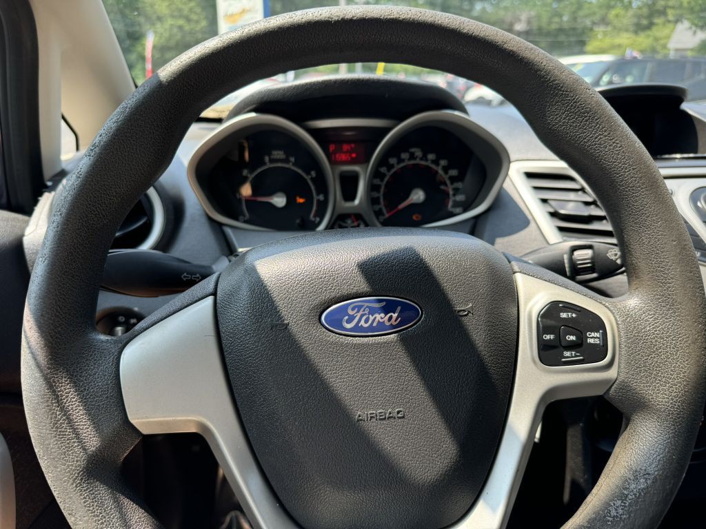 2012 Ford Fiesta Image 18