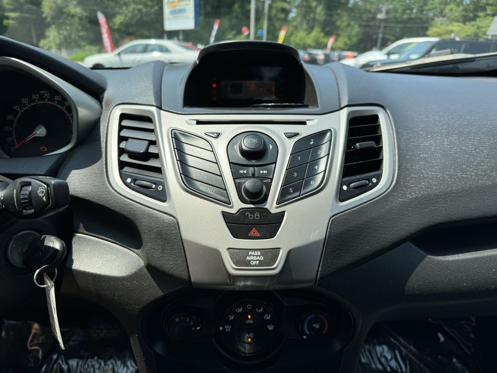 2012 Ford Fiesta Image 20