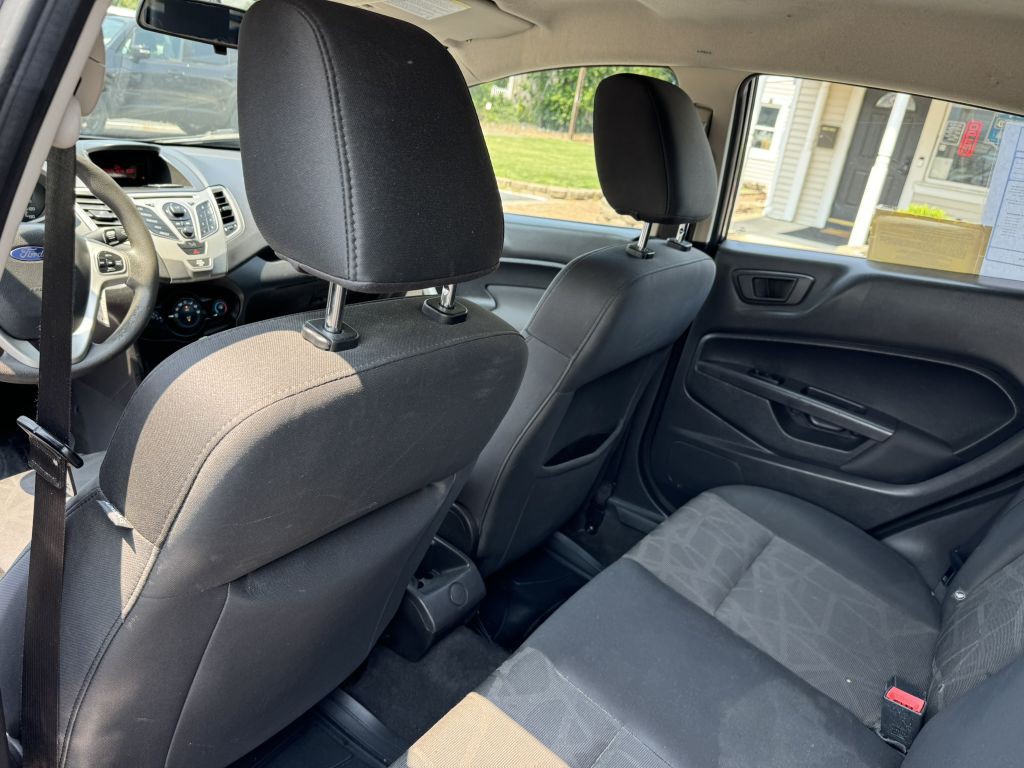 2012 Ford Fiesta Image 23