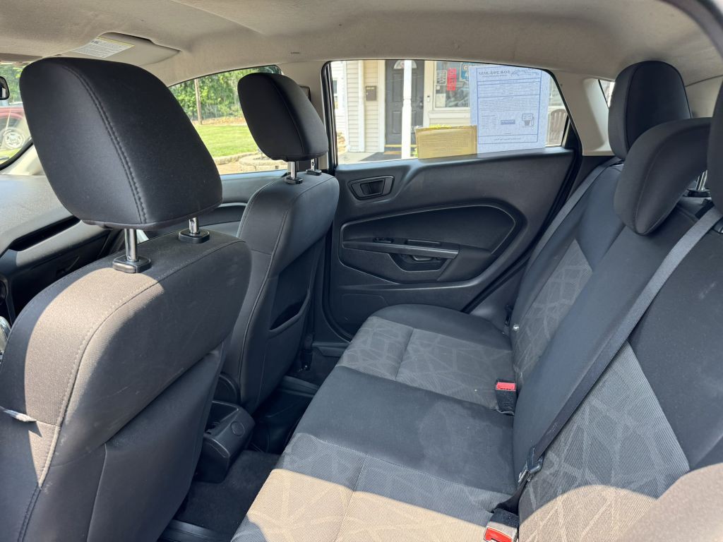 2012 Ford Fiesta Image 24