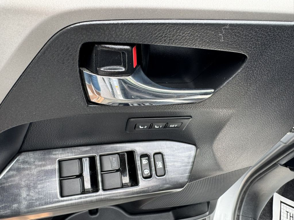 2017 Toyota Rav4 Image 16