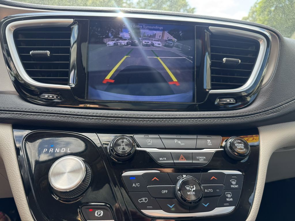 2018 Chrysler Pacifica Image 22