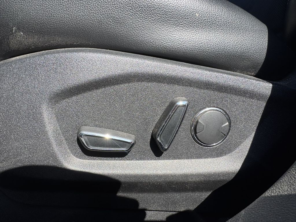 2019 Ford Edge Image 16