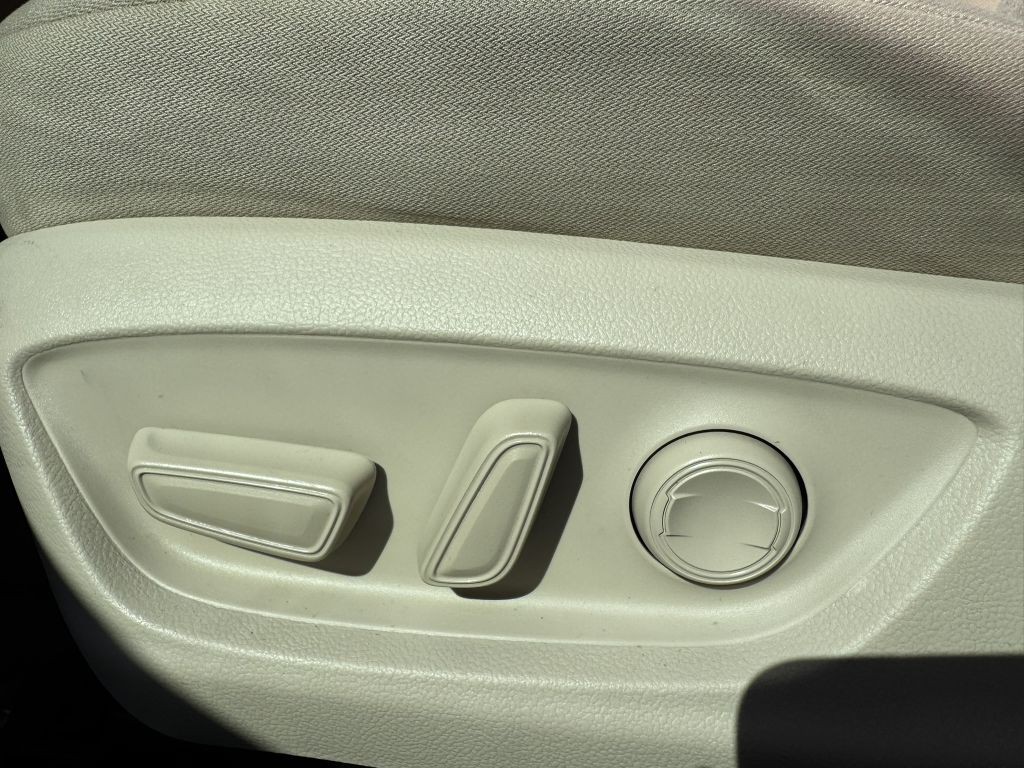 2018 Toyota Camry Image 16