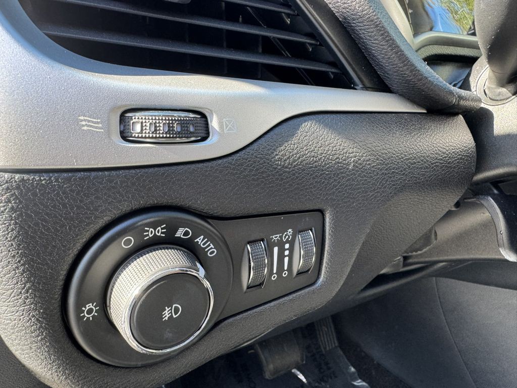 2018 Jeep Cherokee Image 17