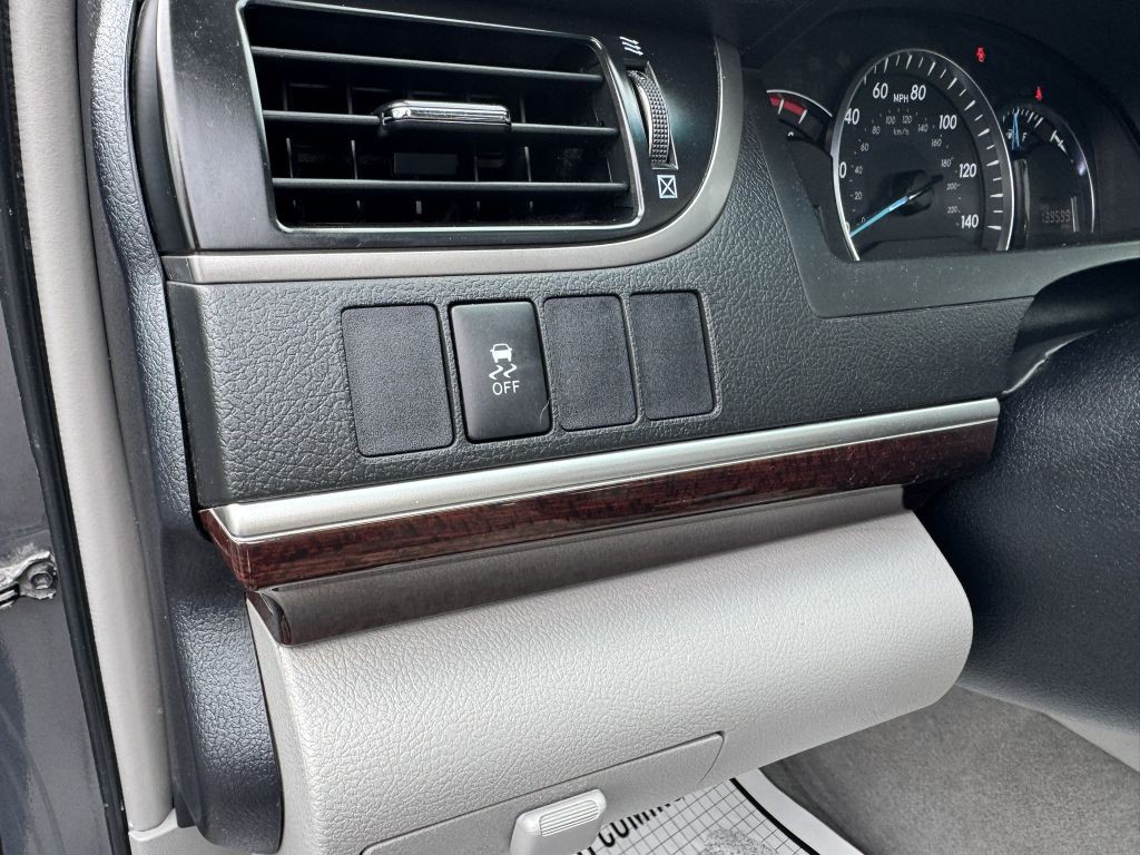 2012 Toyota Camry Image 17