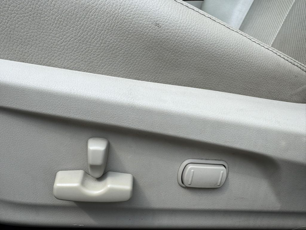 2013 Subaru Legacy Image 16
