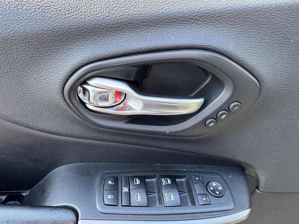 2019 Jeep Cherokee Image 16