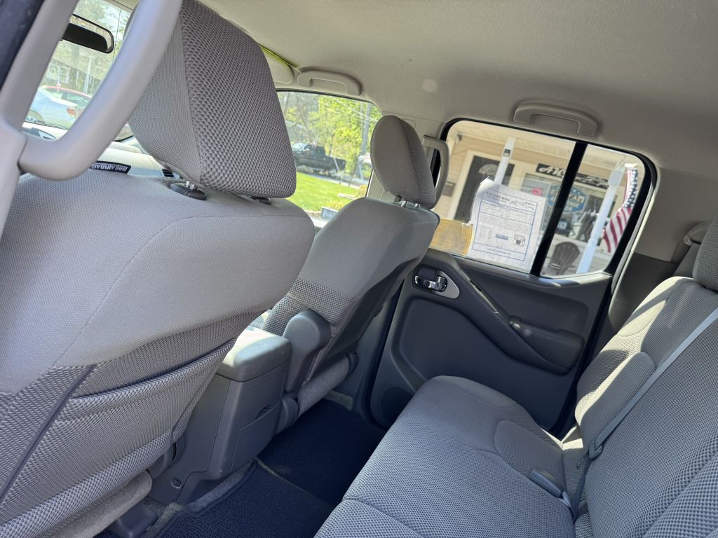 2012 Nissan Frontier Image 24