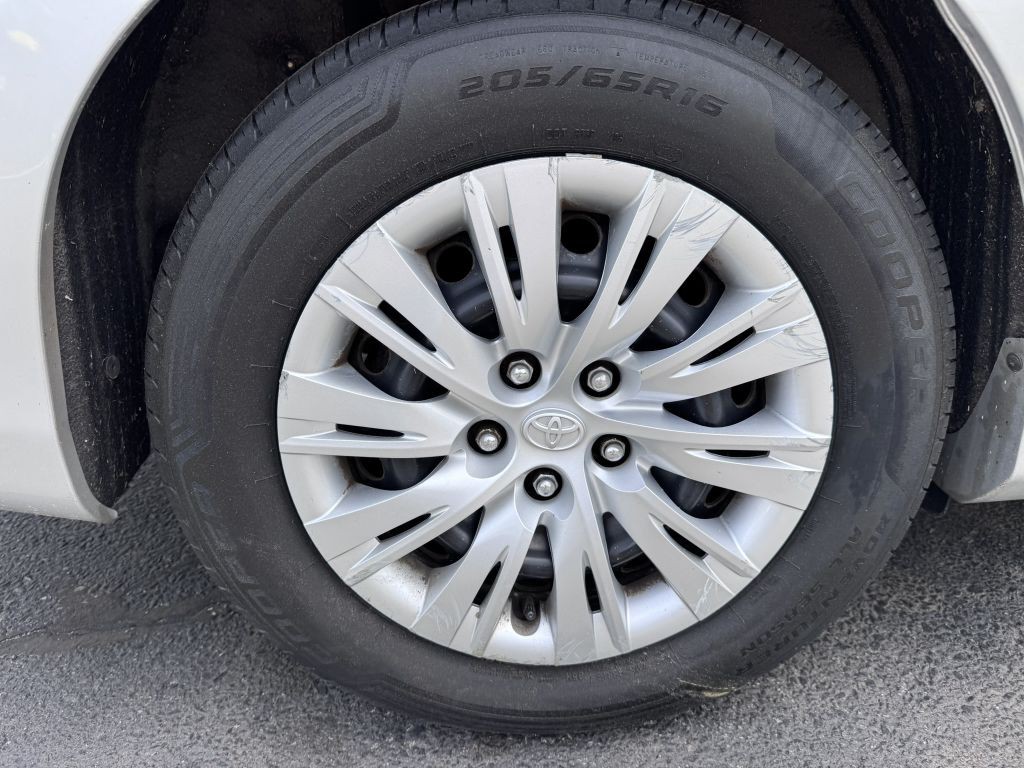 2014 Toyota Camry Image 11