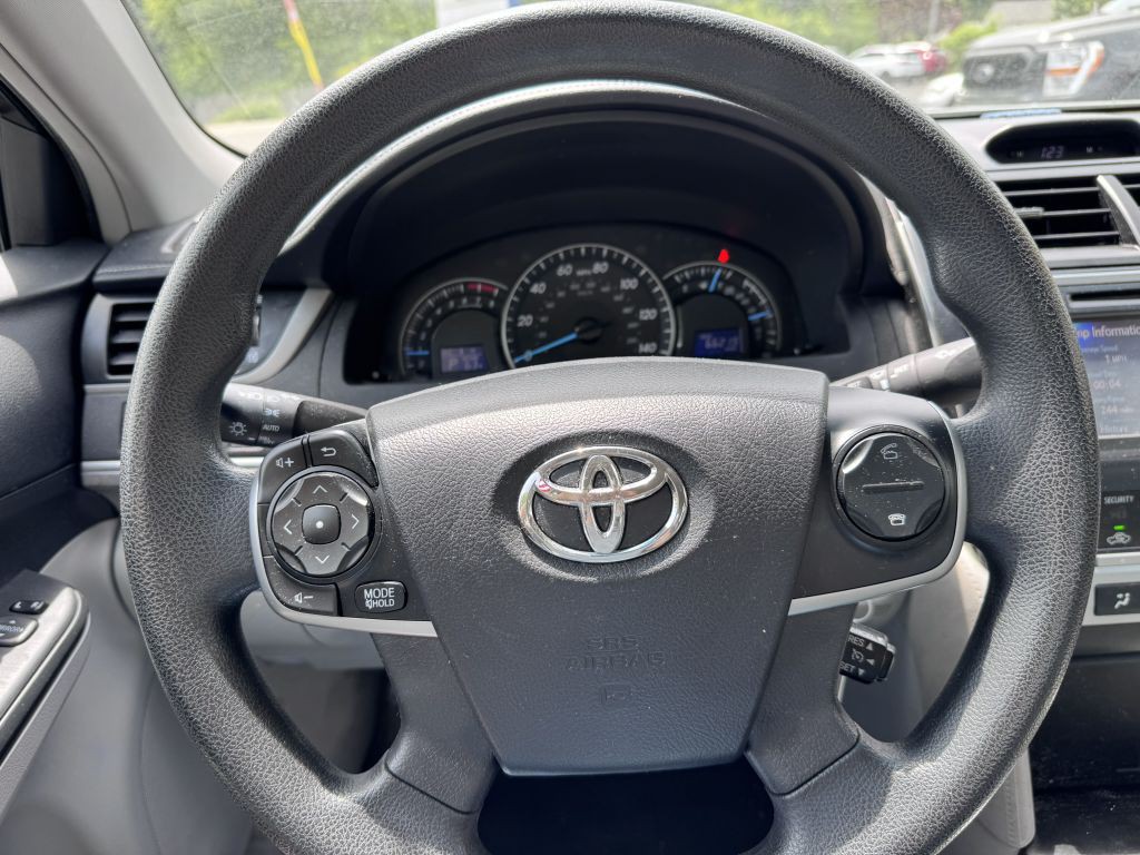 2014 Toyota Camry Image 17