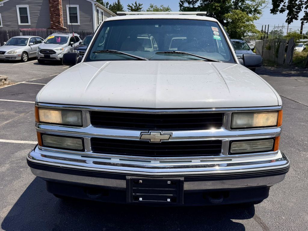 1999 Chevrolet Suburban Image 2