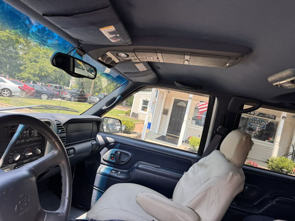 1999 Chevrolet Suburban Image 9