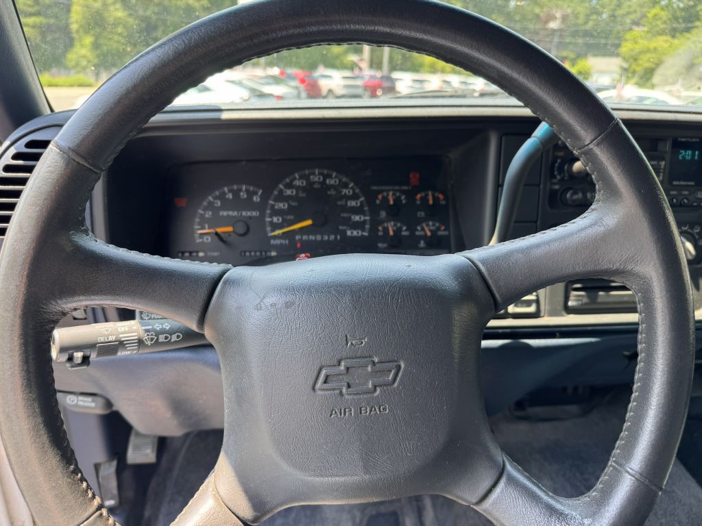 1999 Chevrolet Suburban Image 16