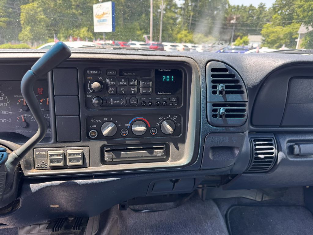 1999 Chevrolet Suburban Image 17