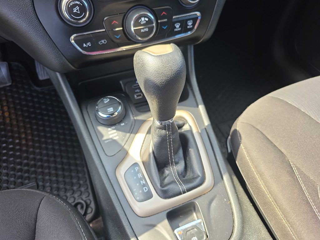 2015 Jeep Cherokee Image 11