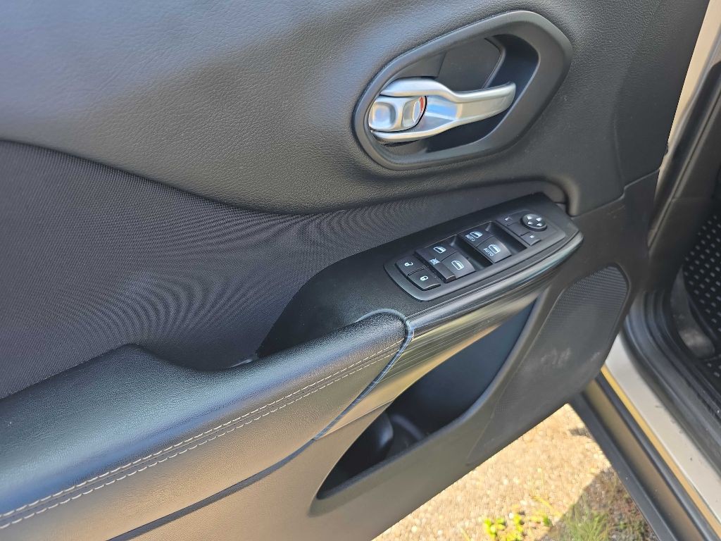 2015 Jeep Cherokee Image 9