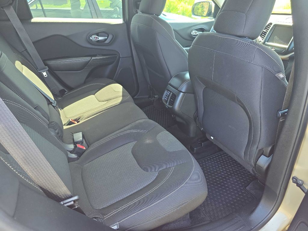 2015 Jeep Cherokee Image 16