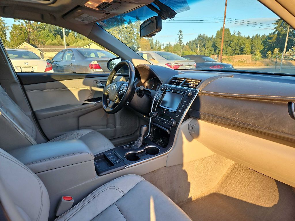 2016 Toyota Camry Image 12