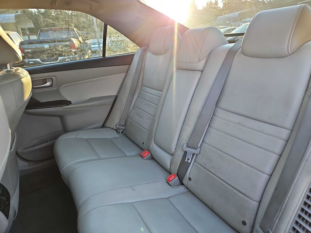 2016 Toyota Camry Image 17