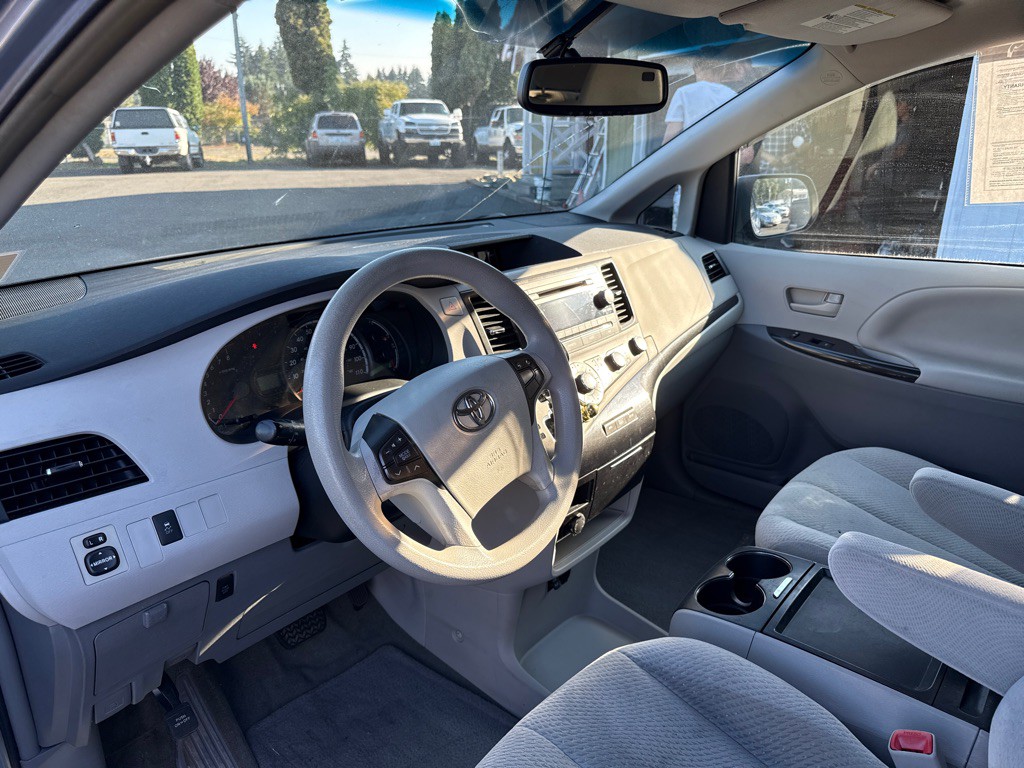 2011 Toyota Sienna Image 9