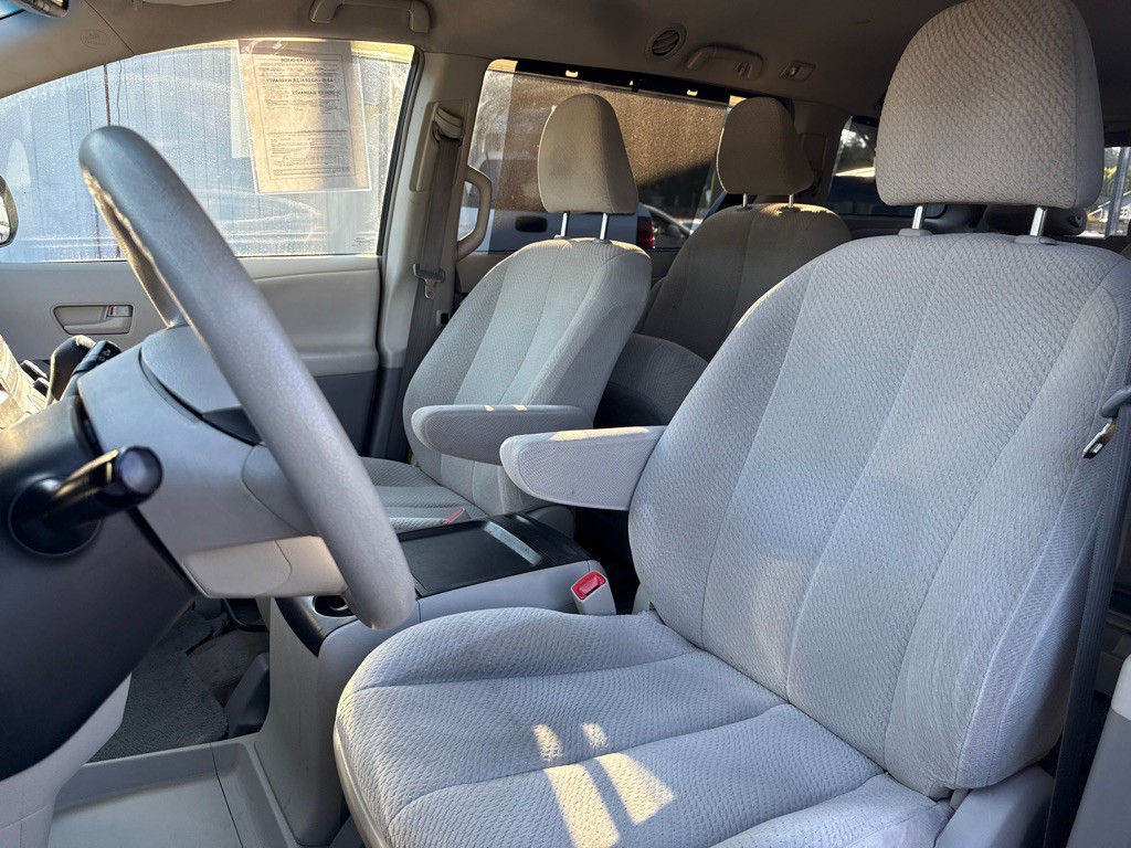 2011 Toyota Sienna Image 10