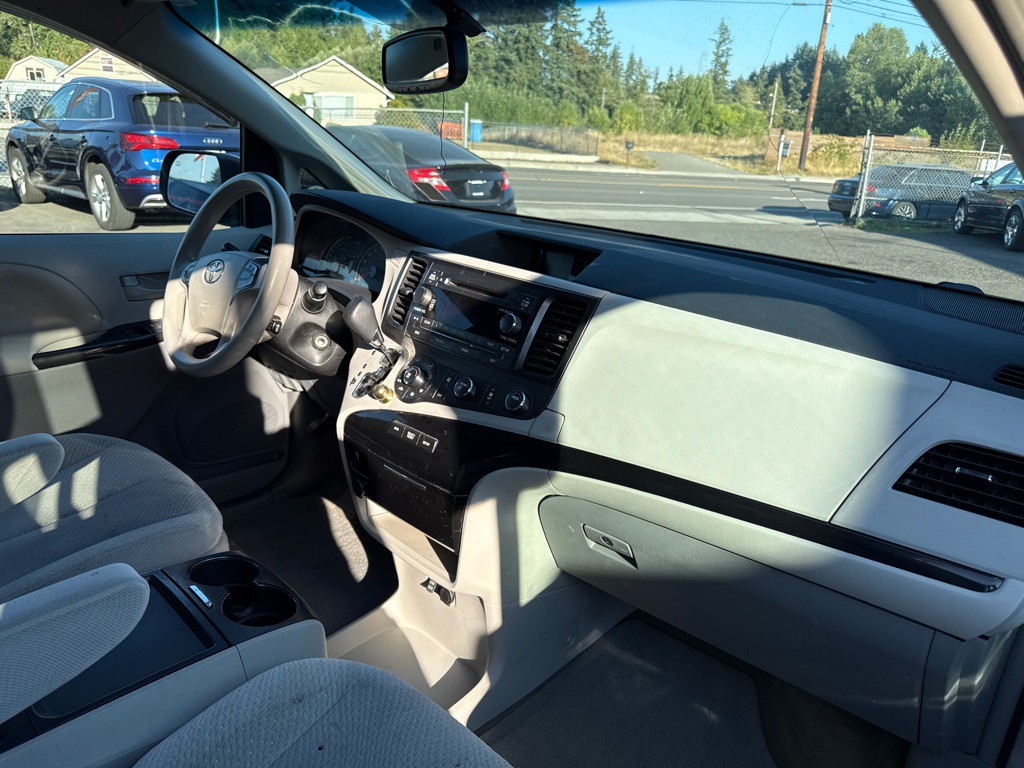 2011 Toyota Sienna Image 11