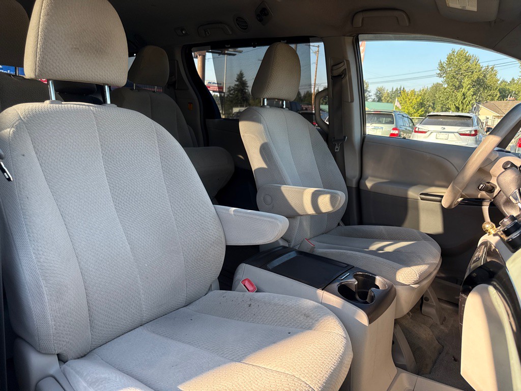 2011 Toyota Sienna Image 12