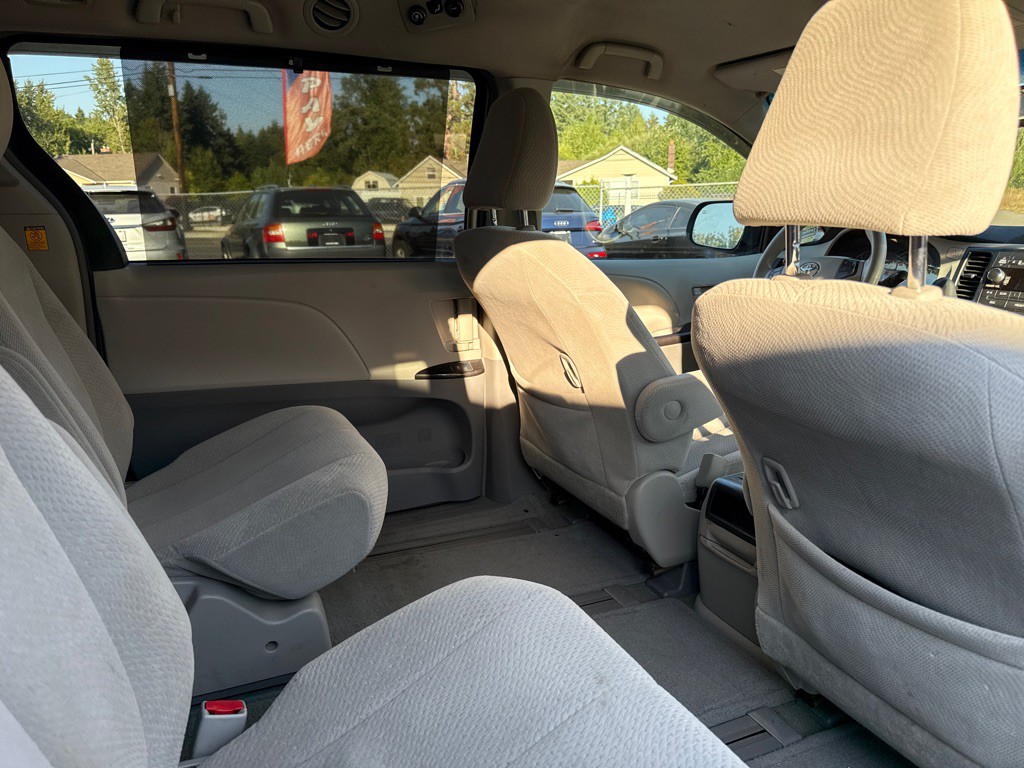 2011 Toyota Sienna Image 14