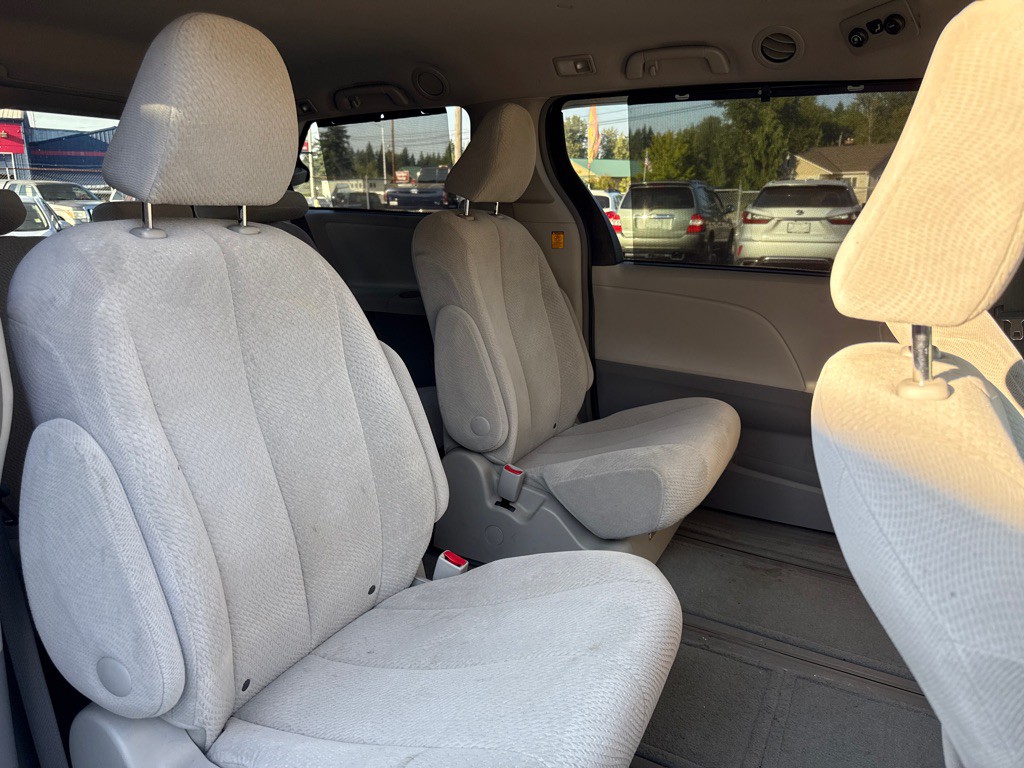 2011 Toyota Sienna Image 15