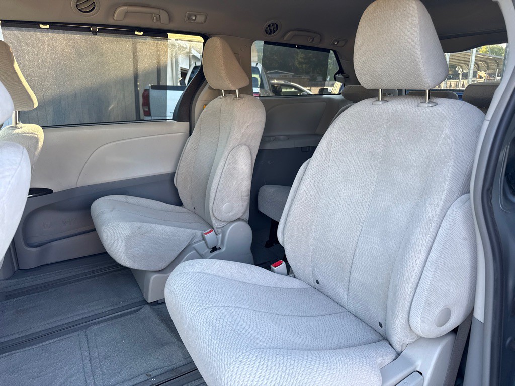 2011 Toyota Sienna Image 16