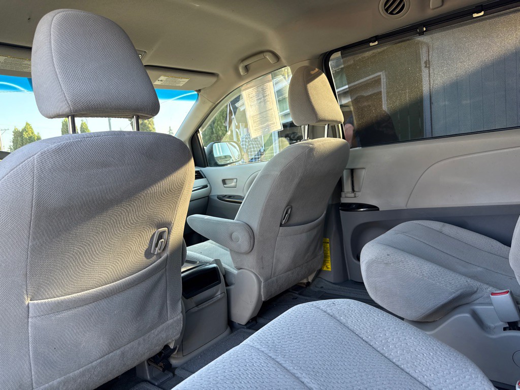 2011 Toyota Sienna Image 17