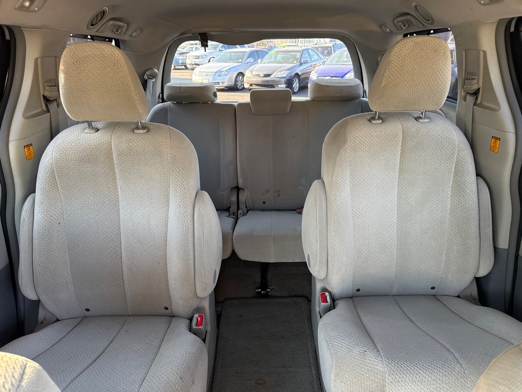2011 Toyota Sienna Image 18