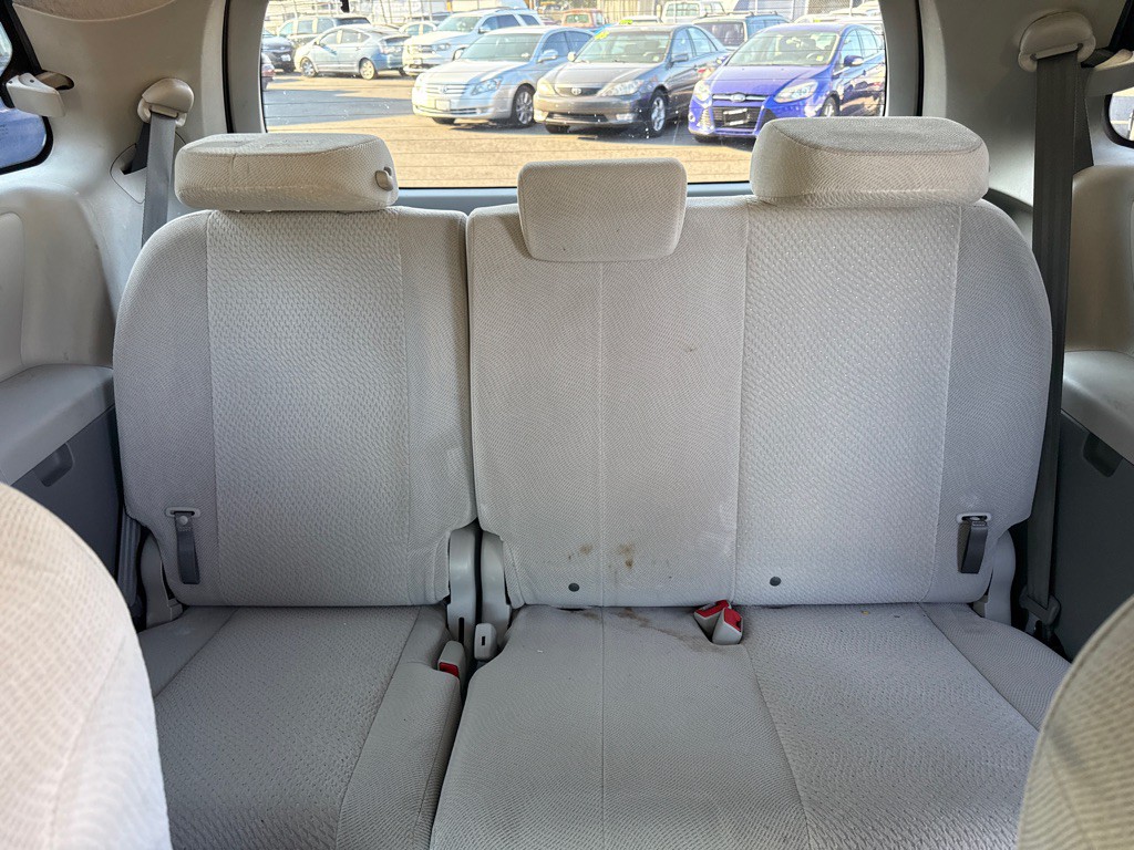2011 Toyota Sienna Image 19
