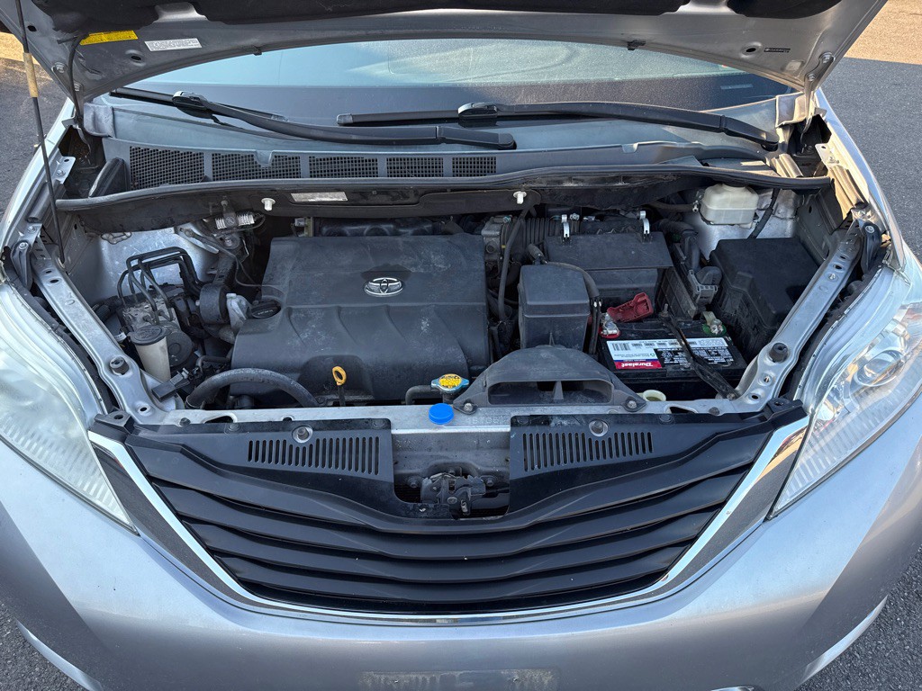 2011 Toyota Sienna Image 21