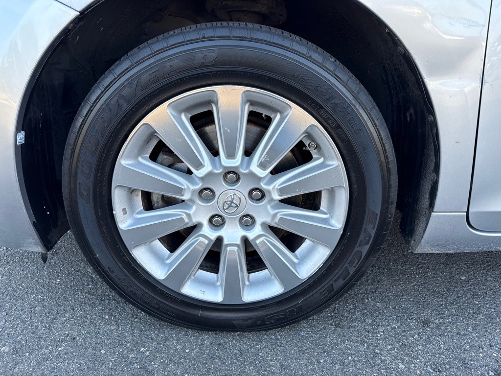 2011 Toyota Sienna Image 22