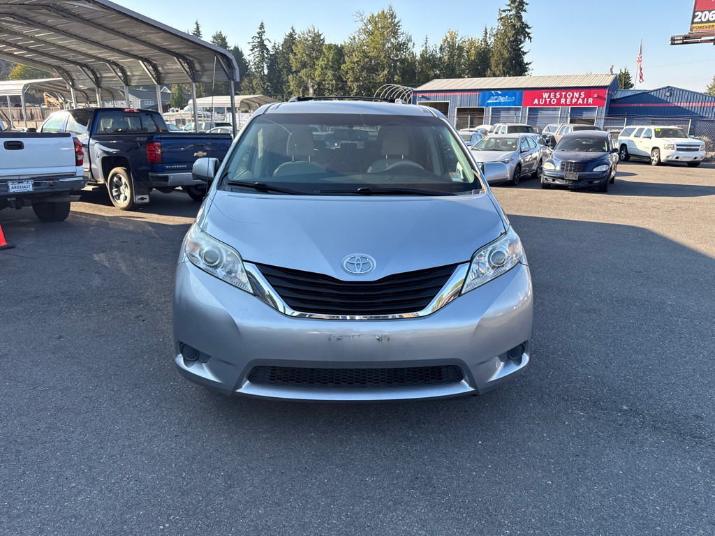 2011 Toyota Sienna Image 2