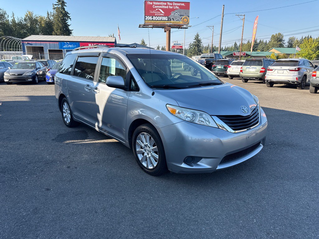 2011 Toyota Sienna Image 3