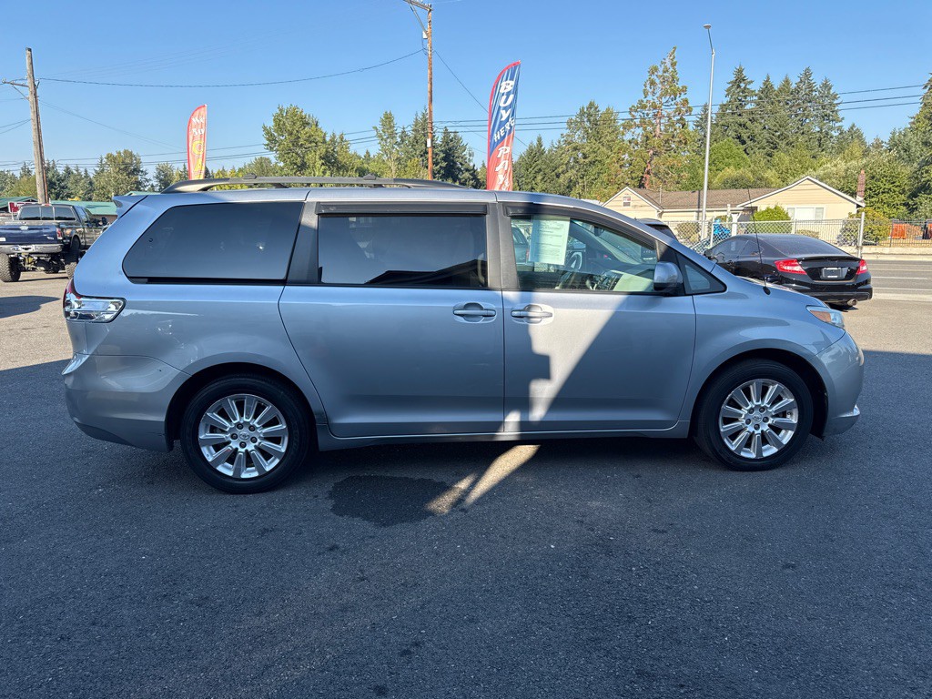 2011 Toyota Sienna Image 4