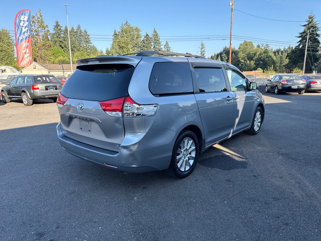 2011 Toyota Sienna Image 5
