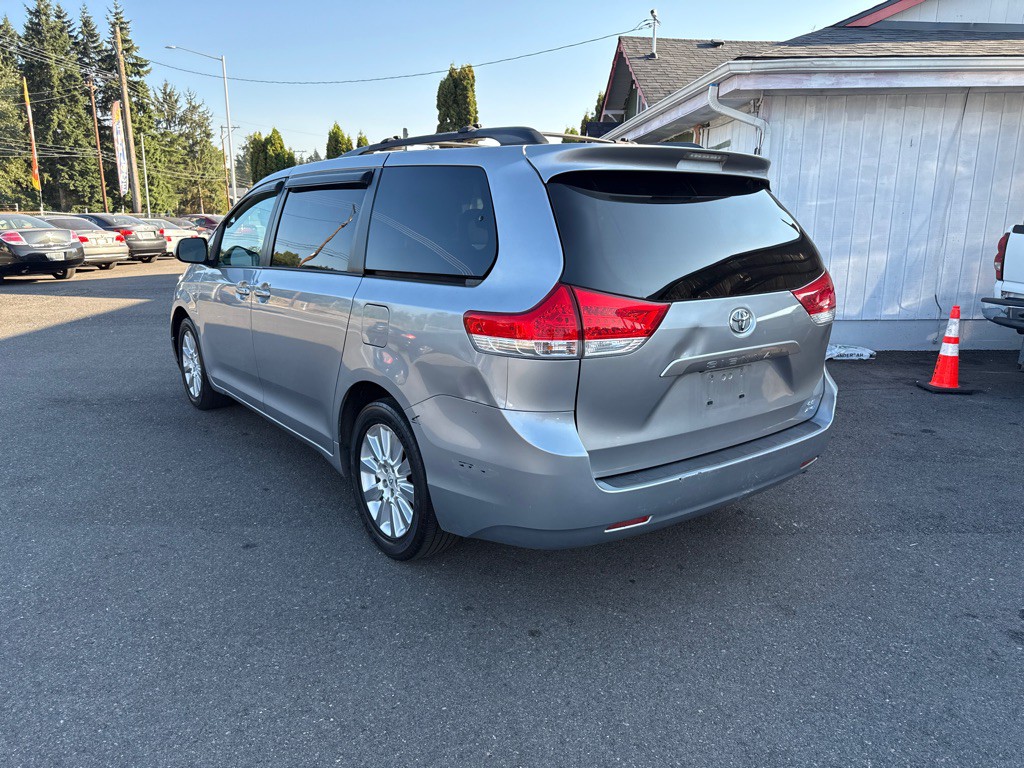 2011 Toyota Sienna Image 7