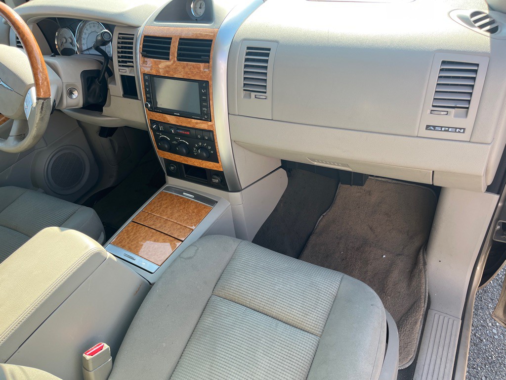 2009 Chrysler Aspen Image 7