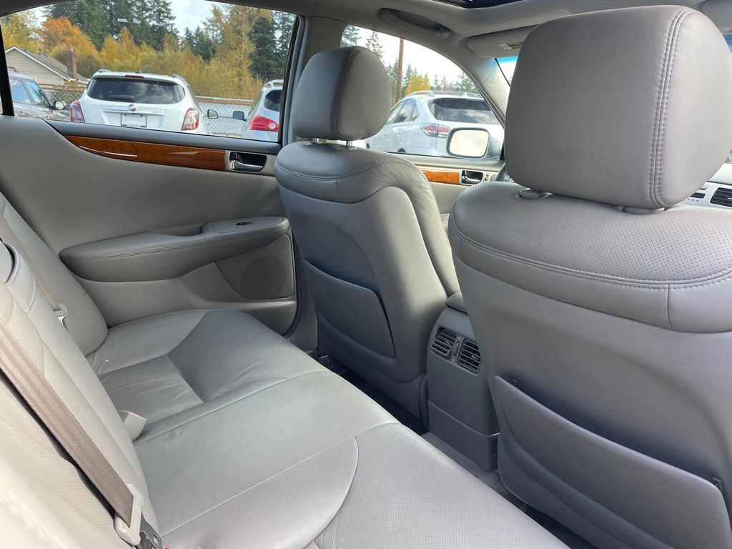 2005 Lexus ES Image 13