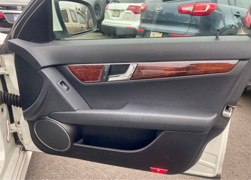 2009 Mercedes-Benz C-Class Image 17