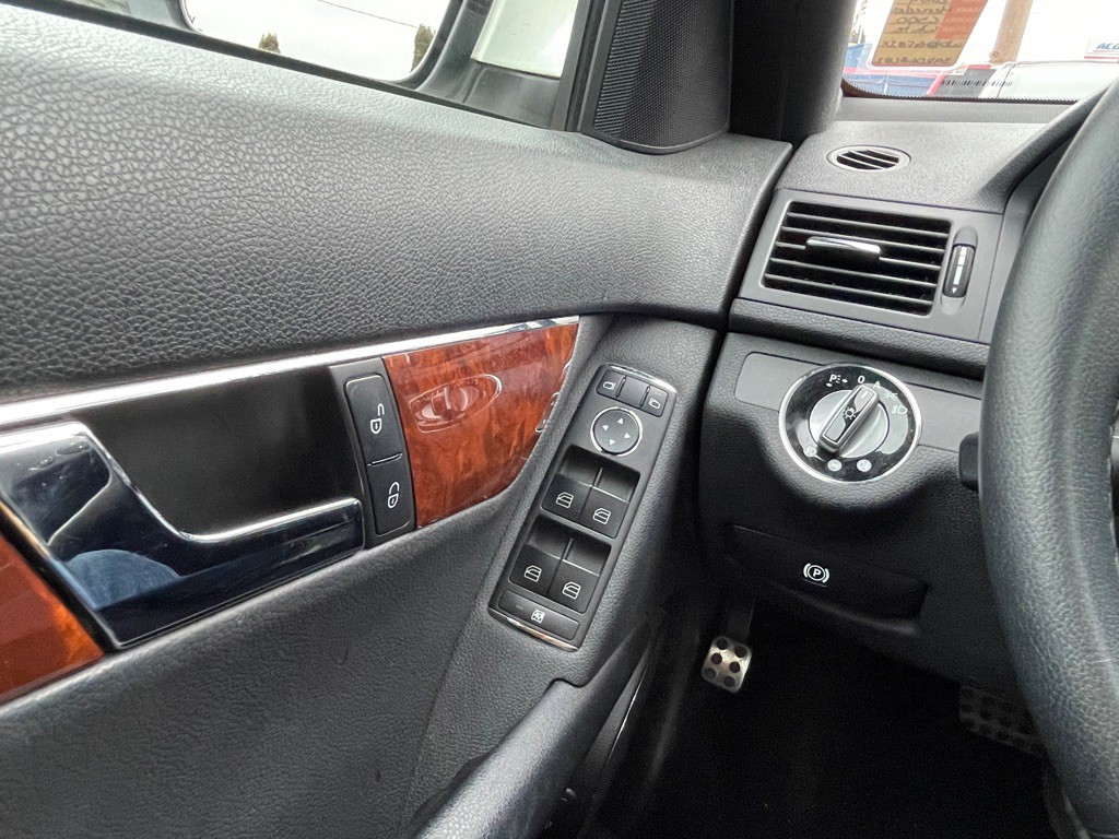2009 Mercedes-Benz C-Class Image 12
