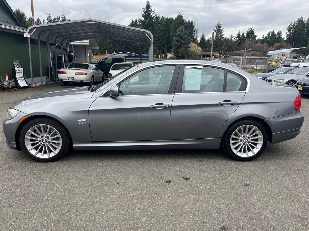 2011 BMW 3 Series Image 2