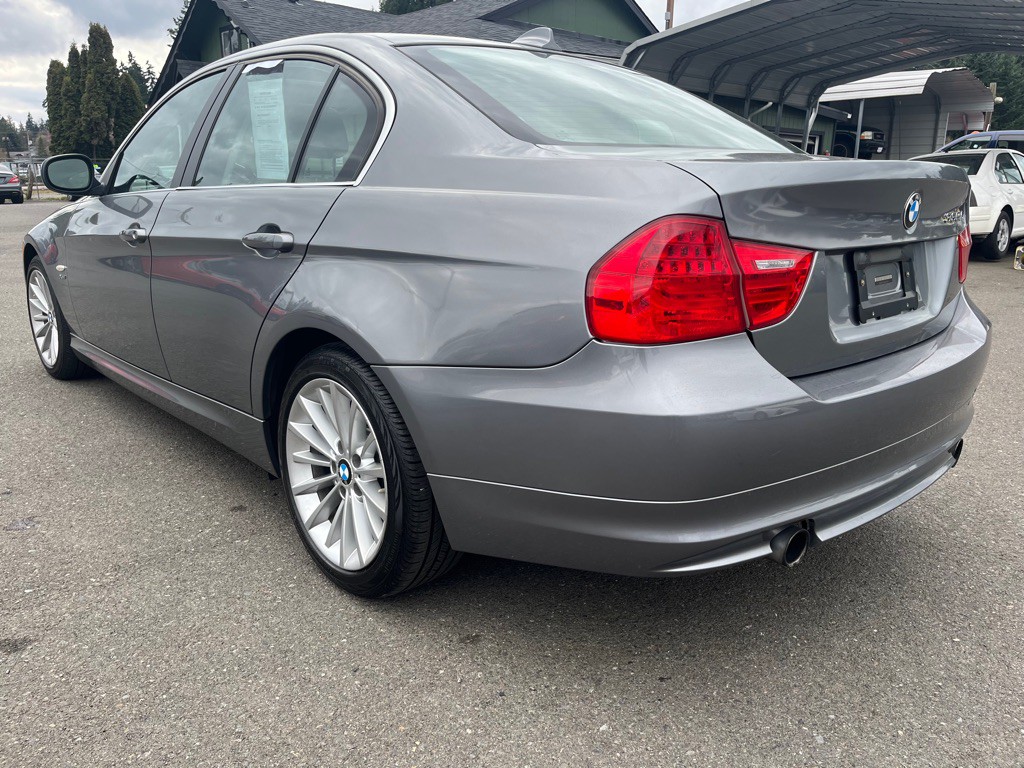 2011 BMW 3 Series Image 3