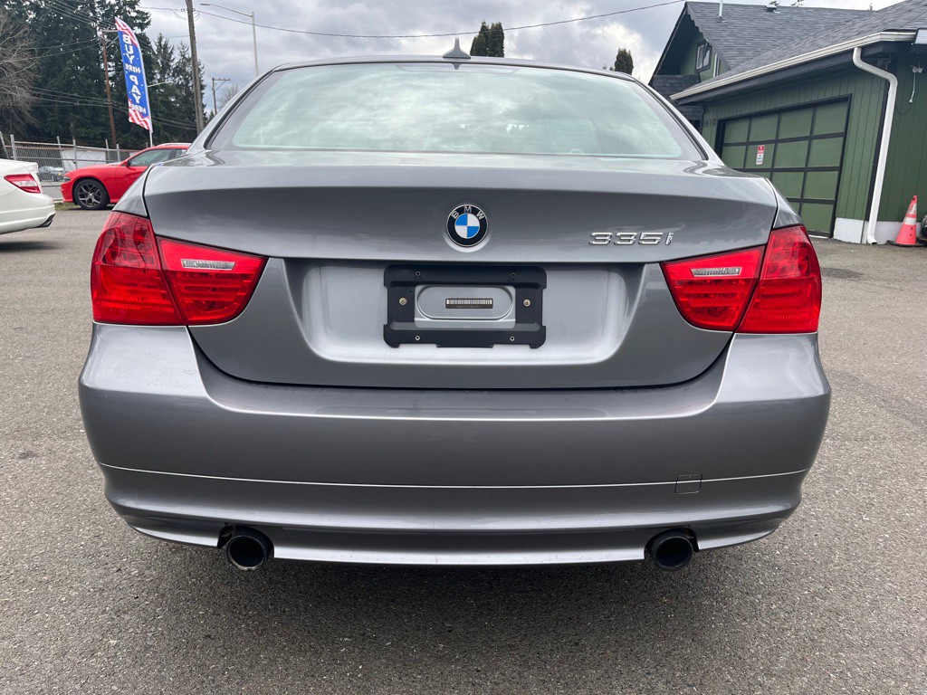 2011 BMW 3 Series Image 4