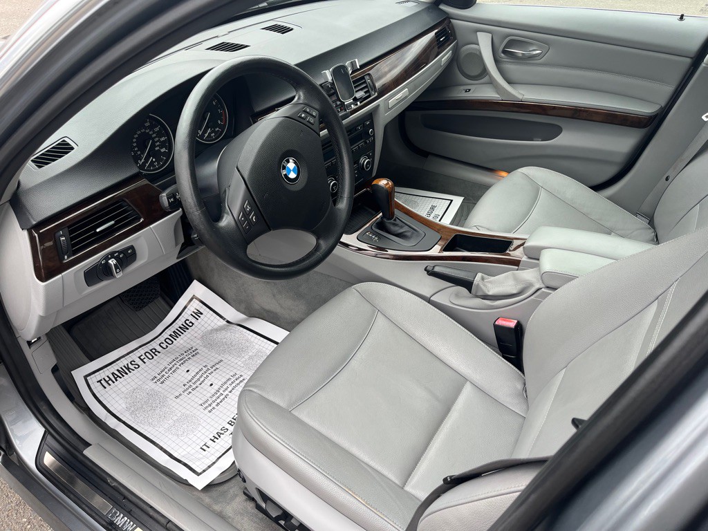 2011 BMW 3 Series Image 9